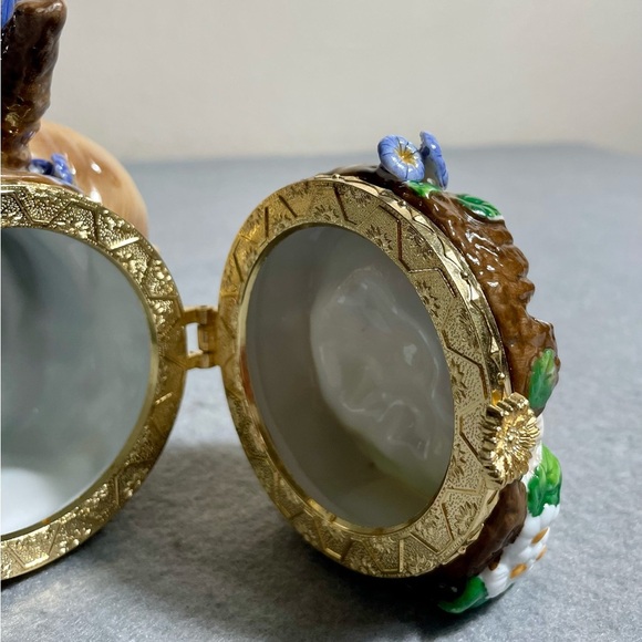 Vintage Porcelain Bunny Rabbit Figurine with Secret Storage Hideaway - Picture 5 of 8